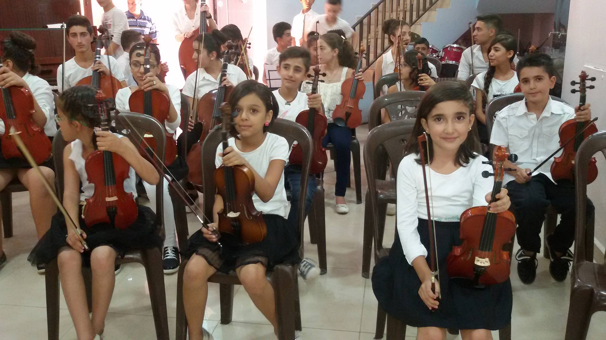 رغم الحرب.. تأسيس فرقة اوركسترا للاطفال بالقامشلي (صور)